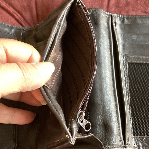 Black with Cream Trim Leather Wallet - Picture 5 of 6